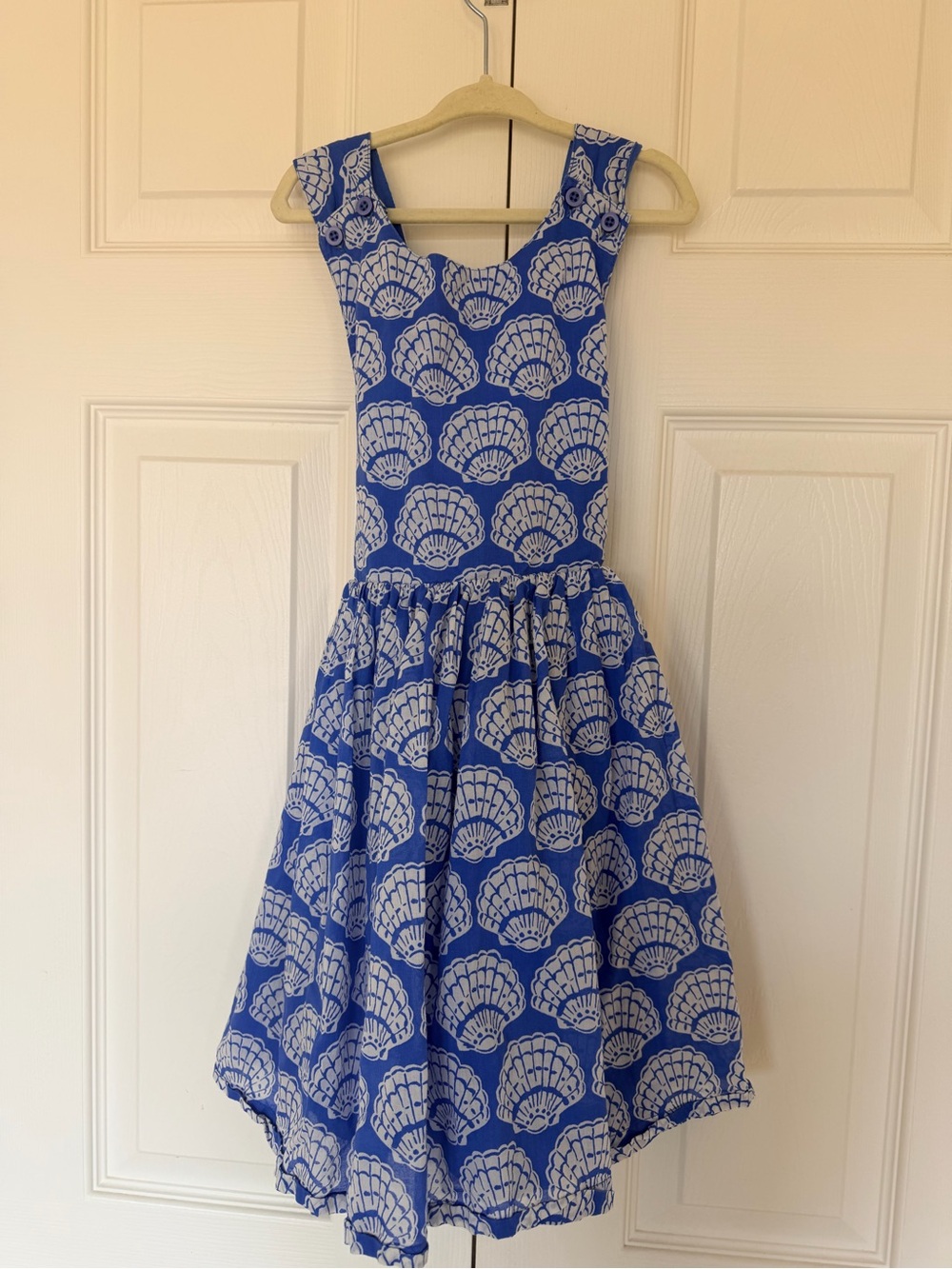 Mini Boden Harper cross back dress
Blue and White Shell-Print Sundress
Size 6-7
